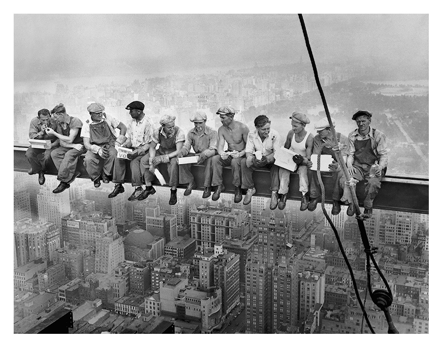 Lunch Atop a Skyscraper er et ikonisk bilde. Det er ofte gjengitt i diverse plakatformater, men vi mener det fortjener en god produksjon med 12 farge pigmentskriver på Hahnemühle fotopapir. 